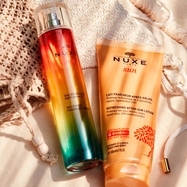 Nuxe Sun Refreshing After Sun Lotion 200 ml ger 24h fukt i en orange tub som hjälper dig behålla solbrännan.