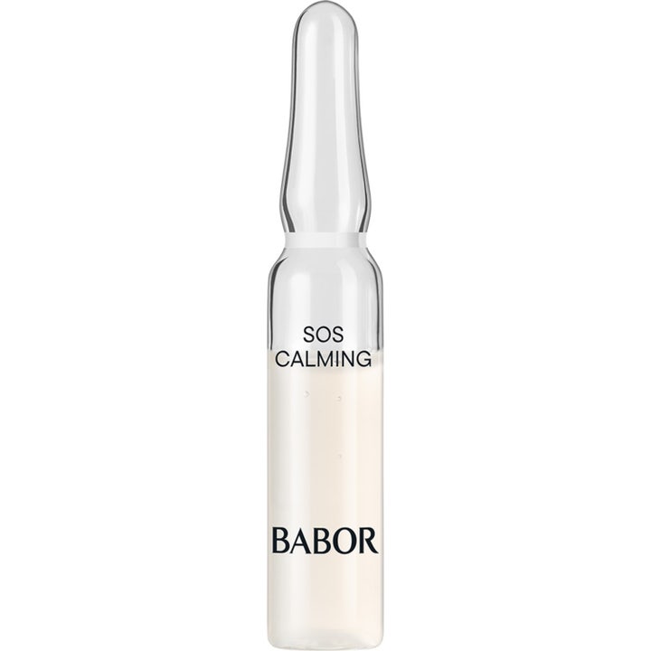 Babor SOS Calming lugnande ampuller är ett akutserum för känslig hud i en klar glasampull med mjölkvit vätska.