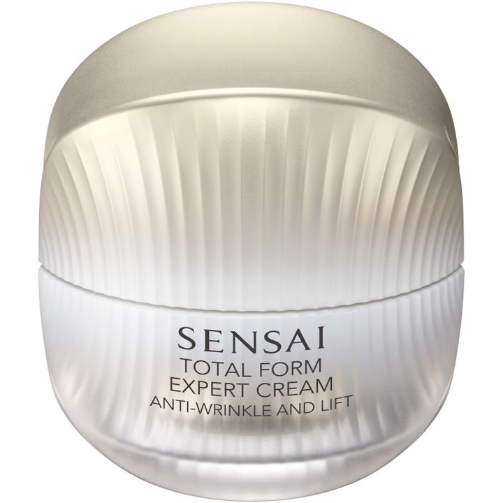 Sensai Total Form Expert Cream ansiktskräm mot rynkor i en rund pärlemovit burk med ett elegant räfflat guldlock.