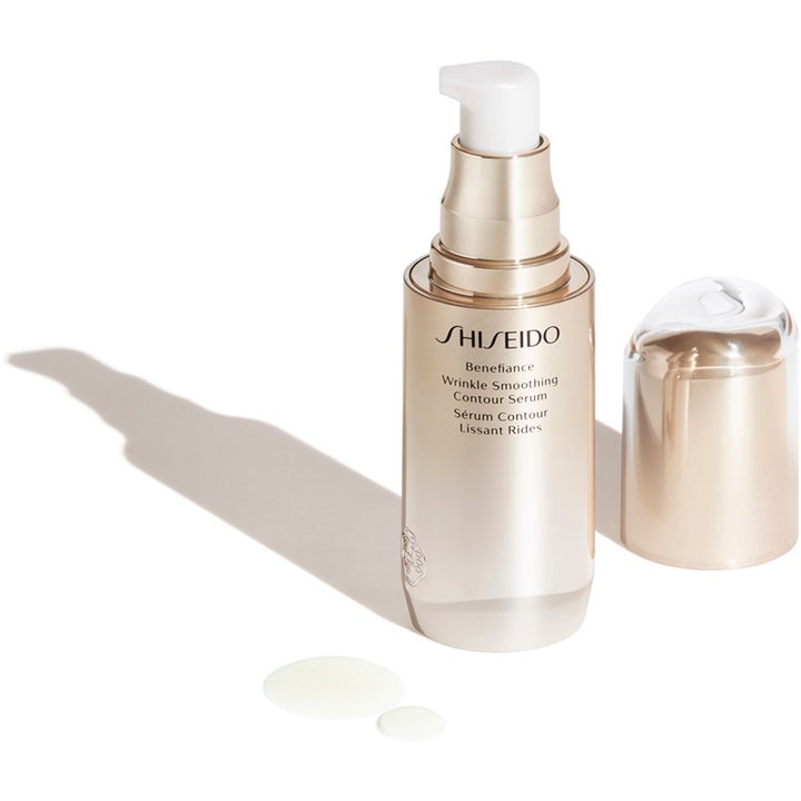 Shiseido Benefiance Wrinkle Smoothing Serum 30 ml rynkbehandling i guldfärgad pumpflaska med krämig textur.