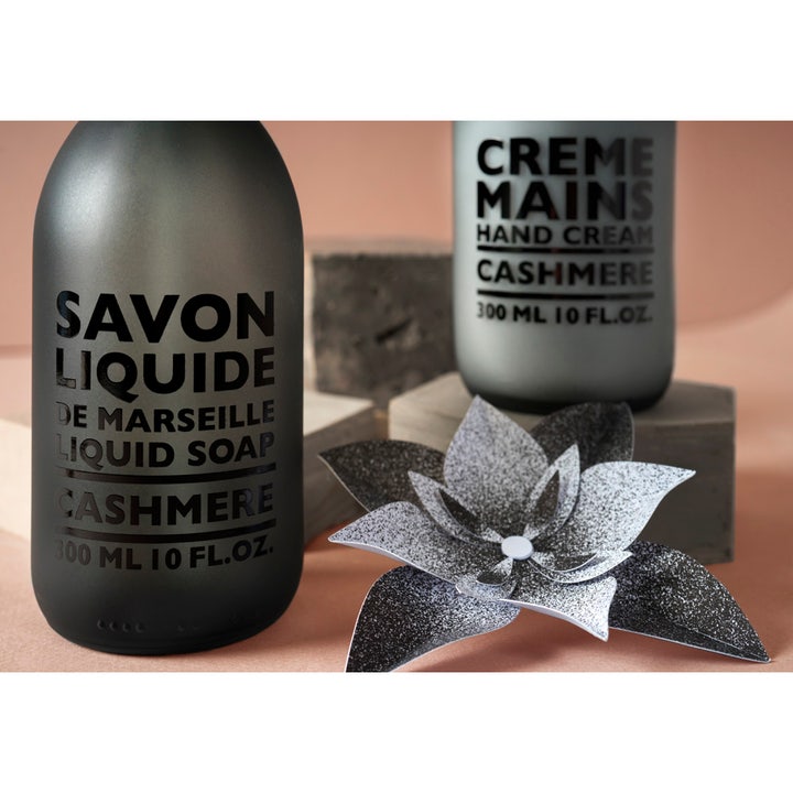 Compagnie de Provence Liquid Marseille Soap Cashmere 300 ml lyxig handtvål för mjuk hud i matt flaska med pappersblomma