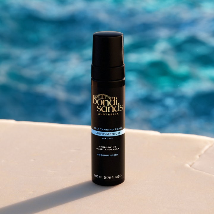 Bondi Sands Self Tanning Foam Light Medium 200 ml australisk självbrunare kokos i svart flaska vid en poolkant