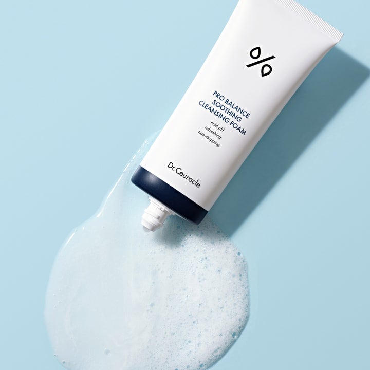 Dr. Ceuracle Pro Balance Soothing Cleansing Foam 150 ml balancerande ansiktsrengöring med vitt skum på blå bakgrund
