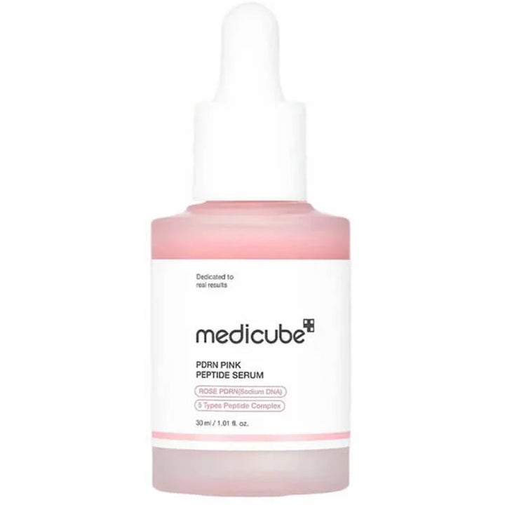 Medicube PDRN Pink Peptide Serum 30 ml stärkande ansiktsserum i frostad glasflaska med rosa formula och vit pipett.