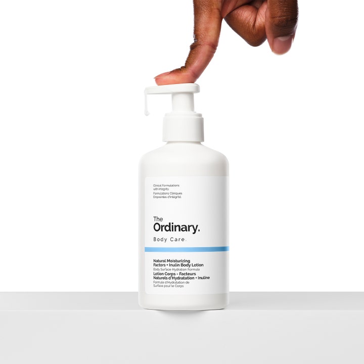 The Ordinary NMF + Inulin Body Lotion 240 ml hudvårdande återfuktande bodylotion i vit flaska med pump som trycks ned