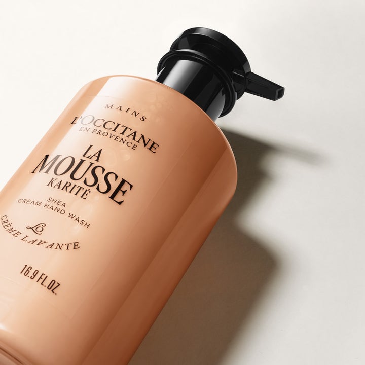 L'Occitane en Provence Shea Cream Hand Wash 500 ml återfuktande handtvål i aprikosfärgad pumpflaska med svart pump