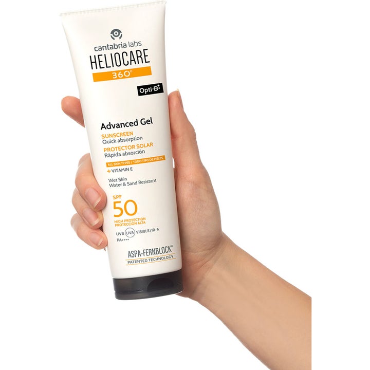 Heliocare Advanced Gel SPF 50 250 ml solkräm med vitamin E i vit tub med svart lock som hålls i en hand