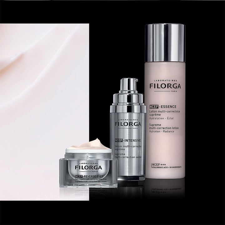 Filorga Lifting & Firming Set hudvårdsset för lyftande effekt med produkter i silver intill en mjuk krämig textur.
