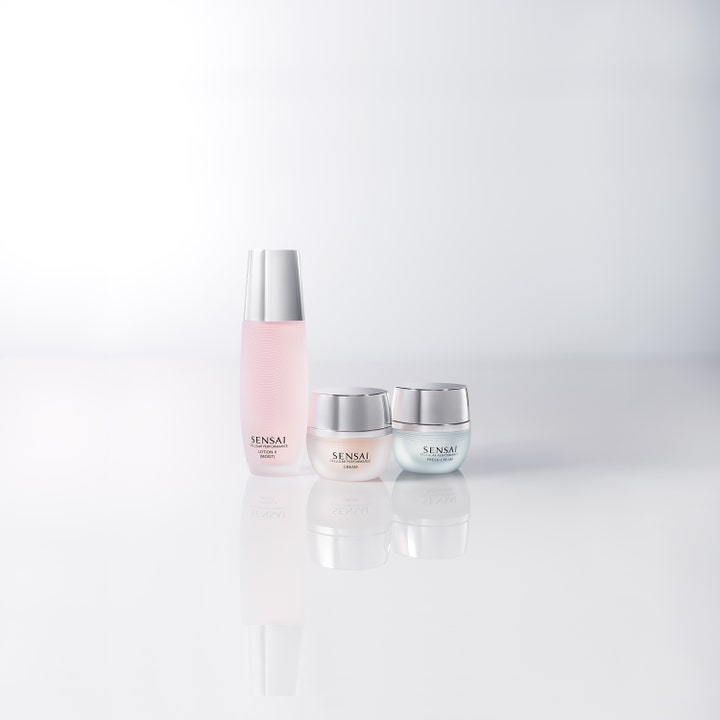 Sensai Cellular Performance Fresh Cream 40 ml fräsch återfuktande dagkräm i ljusblå glasburk med silverlock