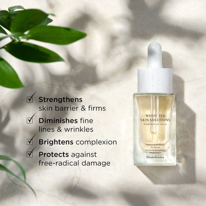 Elizabeth Arden White Tea Skin Bi-phase Oil Serum 30 ml ger lyster i glasflaska med pipett intill gröna blad.
