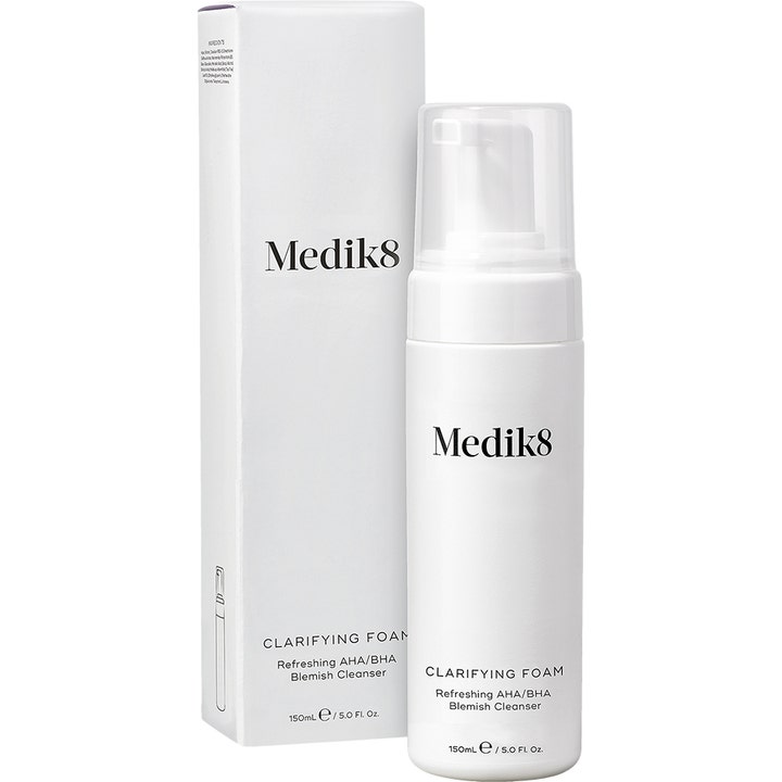 Medik8 Clarifying Foam 150 ml AHA BHA ansiktsrengöring för fet hy i vit pumpflaska och ytterkartong.