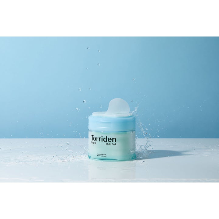 Torriden DIVE-IN Multi Pad 160 ml återfuktande toner i ljusblå burk med en bomullsrondell och vattenstänk
