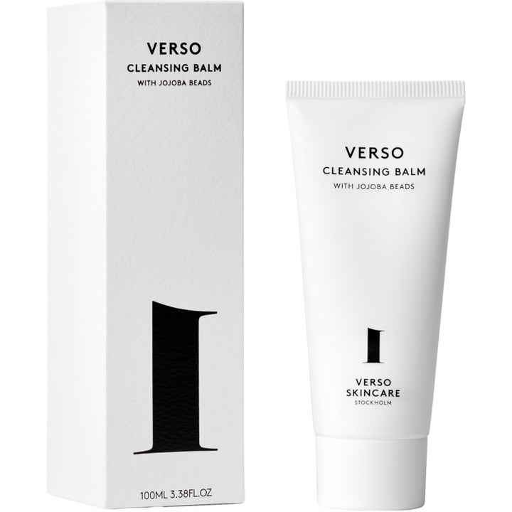 Verso Cleansing Balm With Jojoba Beads 100 ml ansiktsrengöring i vit tub och kartong med svart text och siffran ett.