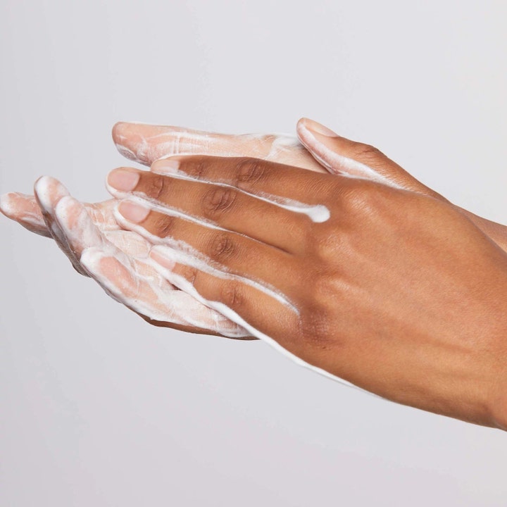 Dermalogica Daily Microfoliant 13 g ansiktspeeling pulver skapar ett mjukt vitt lödder mellan händerna för lyster.