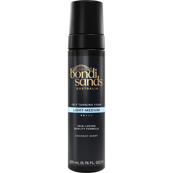 Bondi Sands Self Tanning Foam 200 ml brun utan sol mousse australisk i svart flaska med ljusblått band och gulddetaljer.