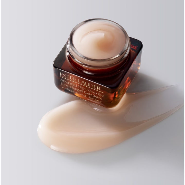 Estée Lauder Advanced Night Repair Eye 15 ml anti-aging gelkräm i öppen brun glasburk med krämig persikofärgad textur
