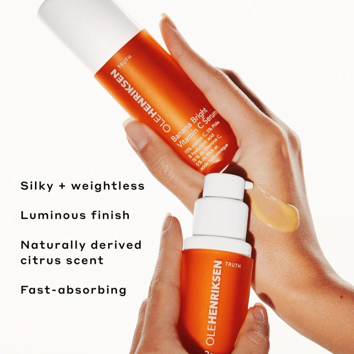 Ole Henriksen Banana Bright Vitamin C Serum lystergivande c-serum i orange pumpflaska med krämig textur på hand