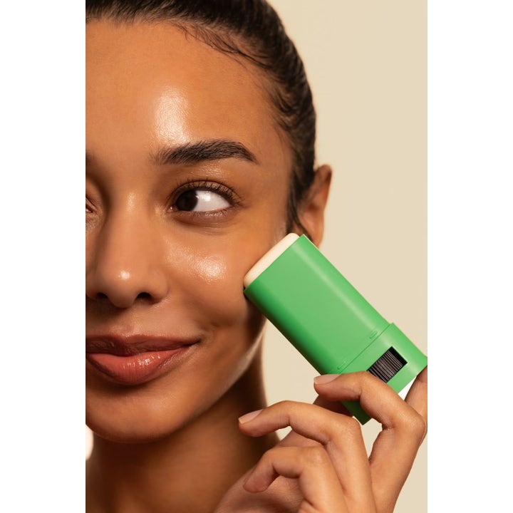 haruharu wonder Black Bamboo Daily Soothing Sun Shield 20 g bärbar solstift som ger kylande solskydd på en kind