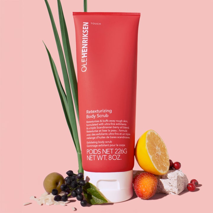 Ole Henriksen Touch Retexturizing Body Scrub 240 g kroppsskrubb med bärolja i röd tub omgiven av bär och citron