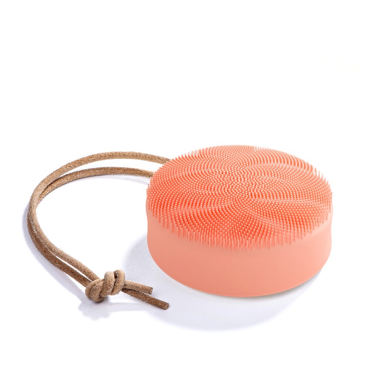 FOREO LUNA 4 body kroppsborste för skonsam exfoliering i persikofärgad silikonborste med ett brunt snöre