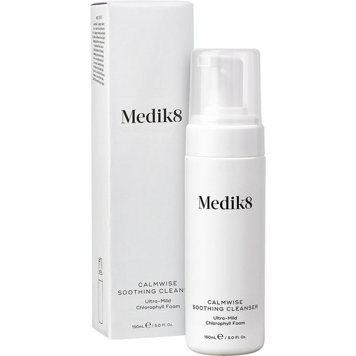 Medik8 Calmwise Soothing Cleanser 150 ml lugnande ansiktsrengöring med klorofyll i vit pumpflaska och kartong