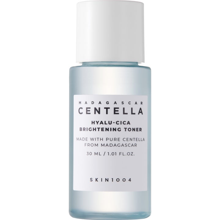 Skin1004 Madagascar Centella Hyalu-Cica Brightening Toner 30 ml lystergivande cica toner i ljusblå frostad flaska