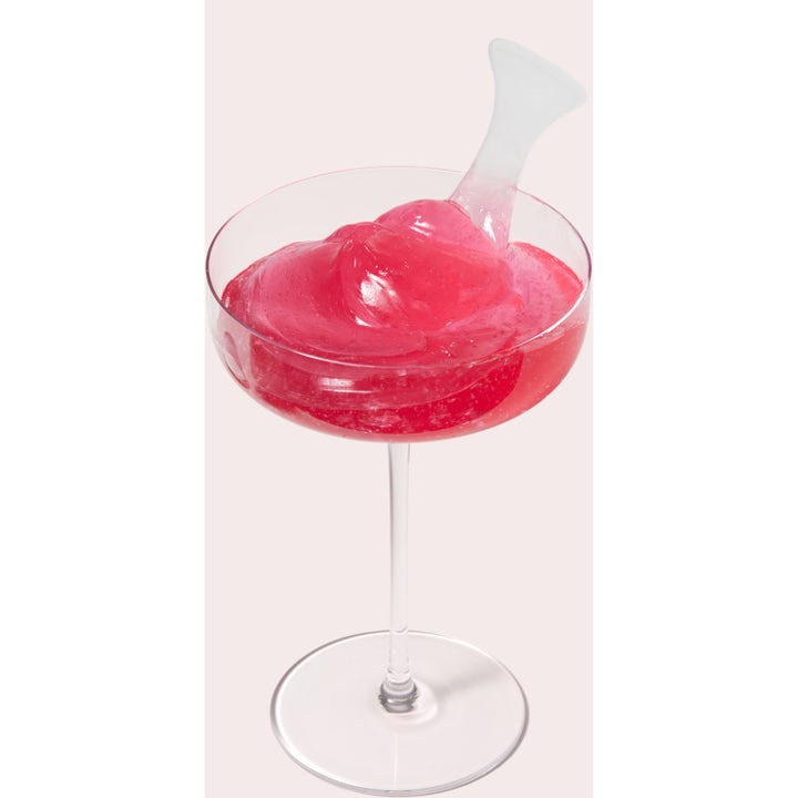 Medicube Collagen Jelly Cream 50 ml i ett cocktailglas visar en glansig rosa gelékonsistens med spatel.