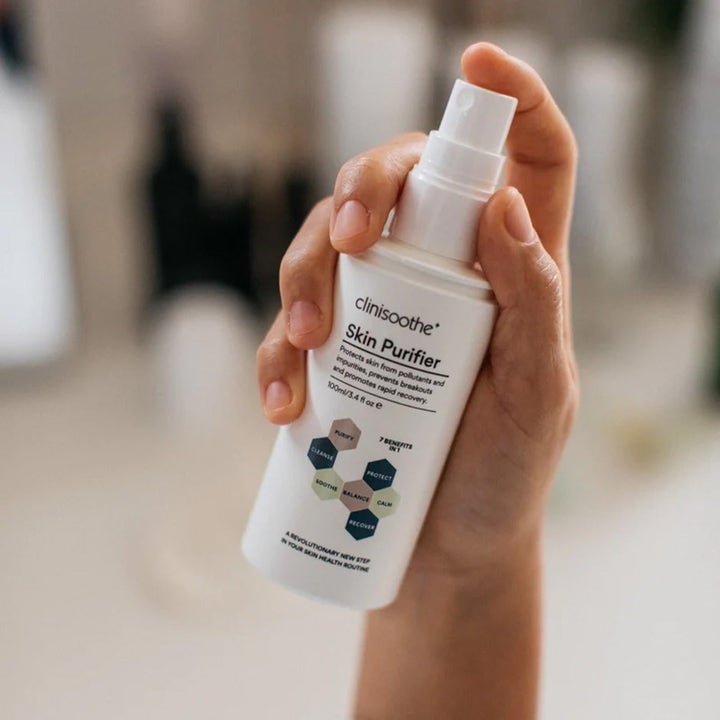 Clinisoothe Skin Purifier 100 ml toner som motverkar orenheter i en vit sprayflaska som hålls i en hand