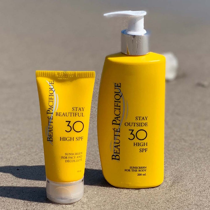 Beauté Pacifique Stay Beautiful SPF30 50 ml solskydd ansikte anti-age Beauté Pacifique i gul tub på en sandstrand