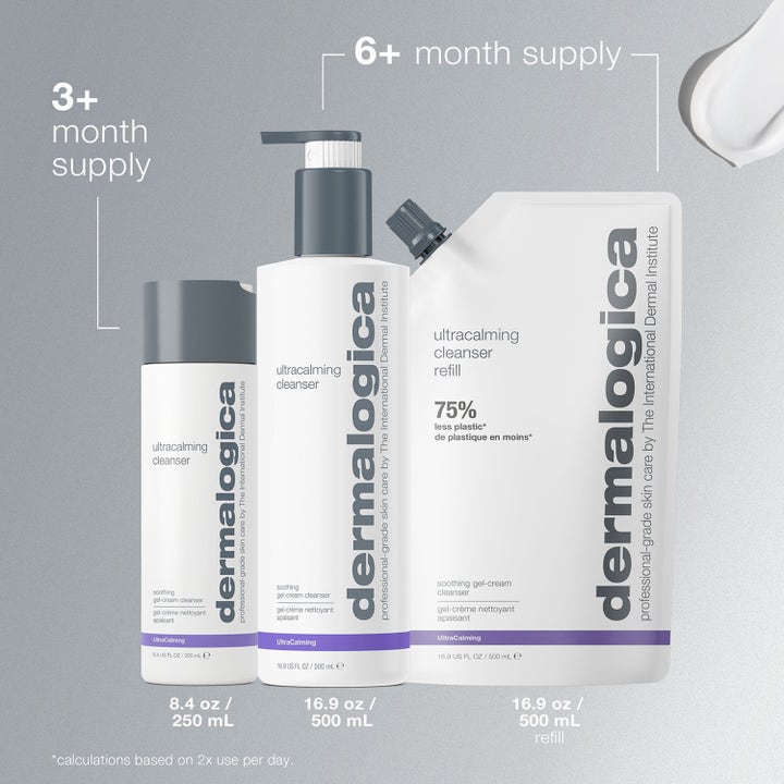 Dermalogica UltraCalming Cleanser 500 ml refill lugnande rengöringsgel i vit påse med 75% mindre plast bredvid flaskor.