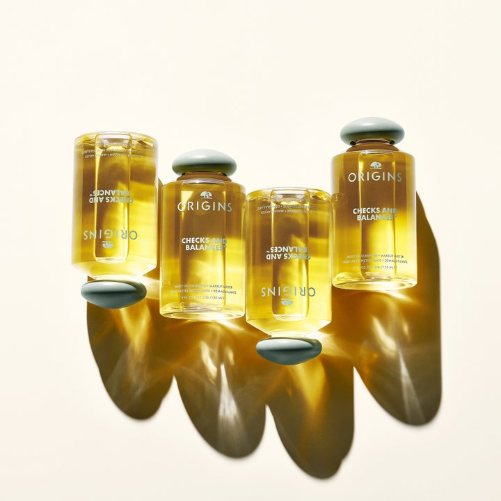 Origins Checks & Balances Milky Oil Cleanser 150 ml cleansing oil sminkborttagning i klara flaskor med guldgul olja.