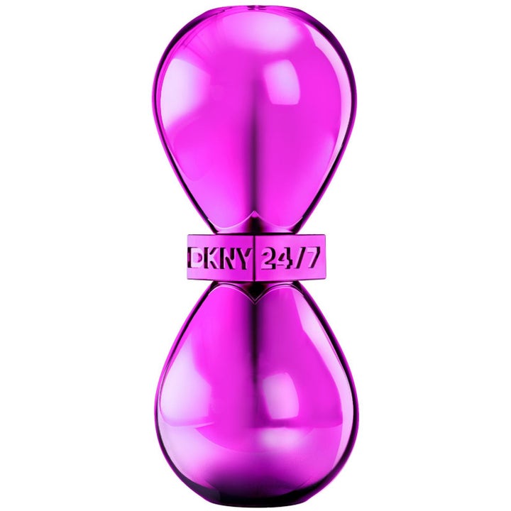 DKNY 24/7 Electric Eau de Parfum 30 ml damparfym i en glansig timglasformad flaska i metalliskt rosa
