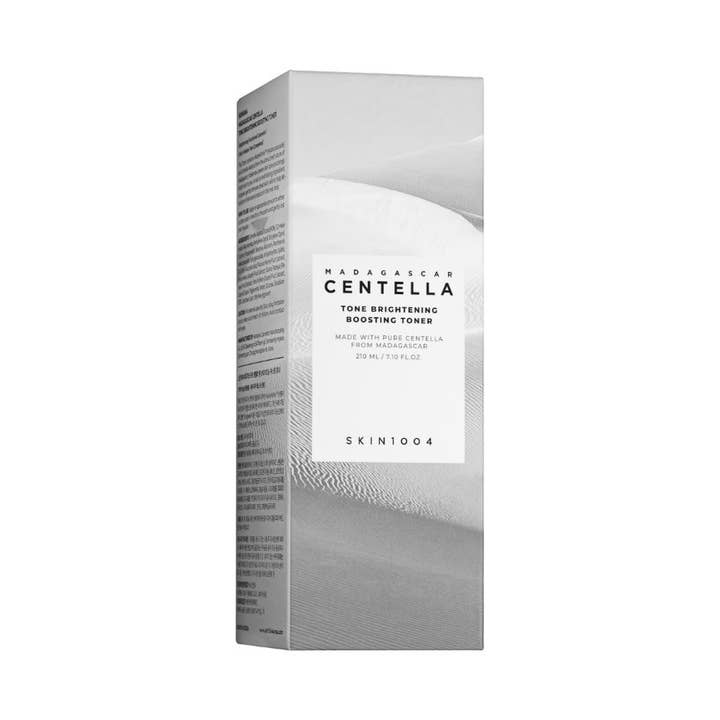 SKIN1004 Madagascar Centella Tone Brightening Boosting Toner 210 ml uppljusande toner i vit box med landskapsmotiv