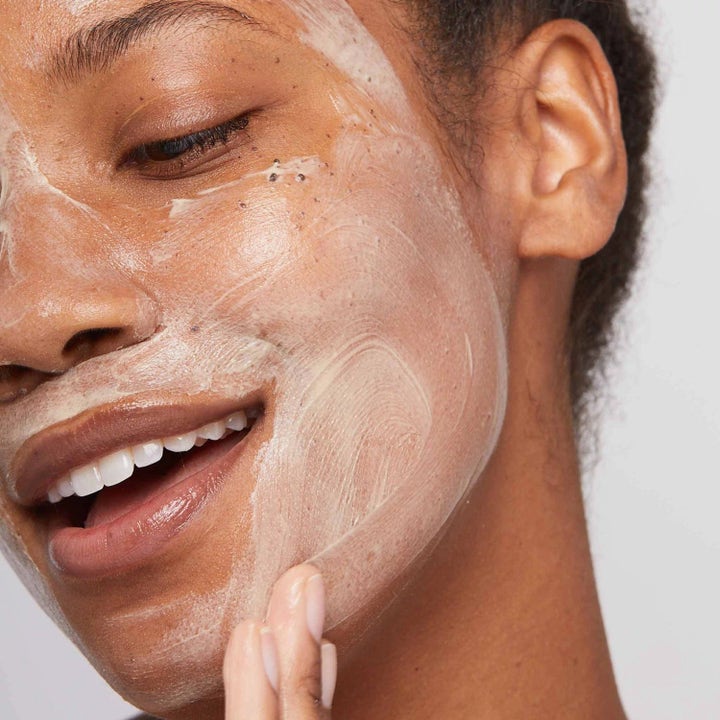 Dermalogica AGE smart Multivitamin Power Recovery Masque återhämtande ansiktsmask med krämig textur på huden