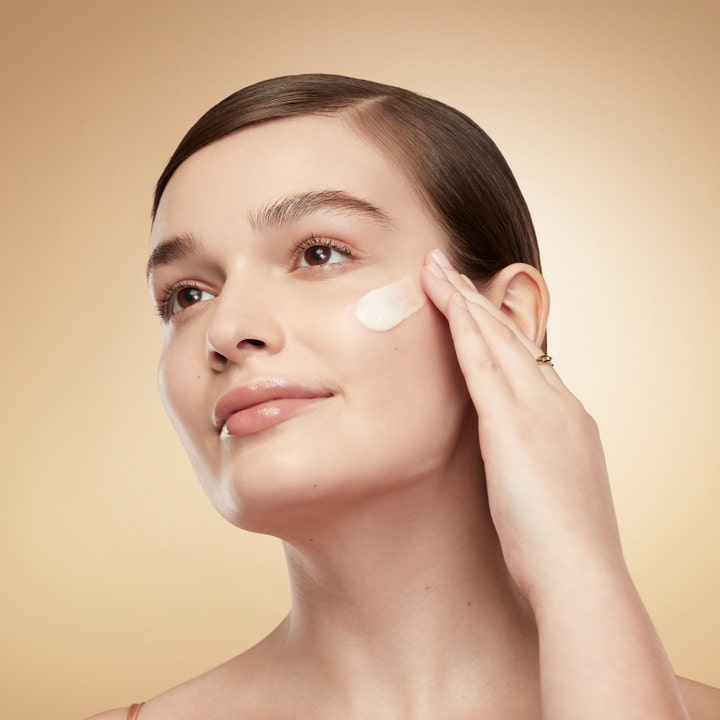 Estée Lauder Revitalizing Supreme+ Youth Power Creme 30 ml dagkräm ger huden lyft och fasthet vid applicering.