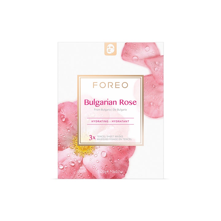 FOREO Bulgarian Rose 3-pack återfuktande ansiktsmask i vit förpackning prydd med rosa rosenblad