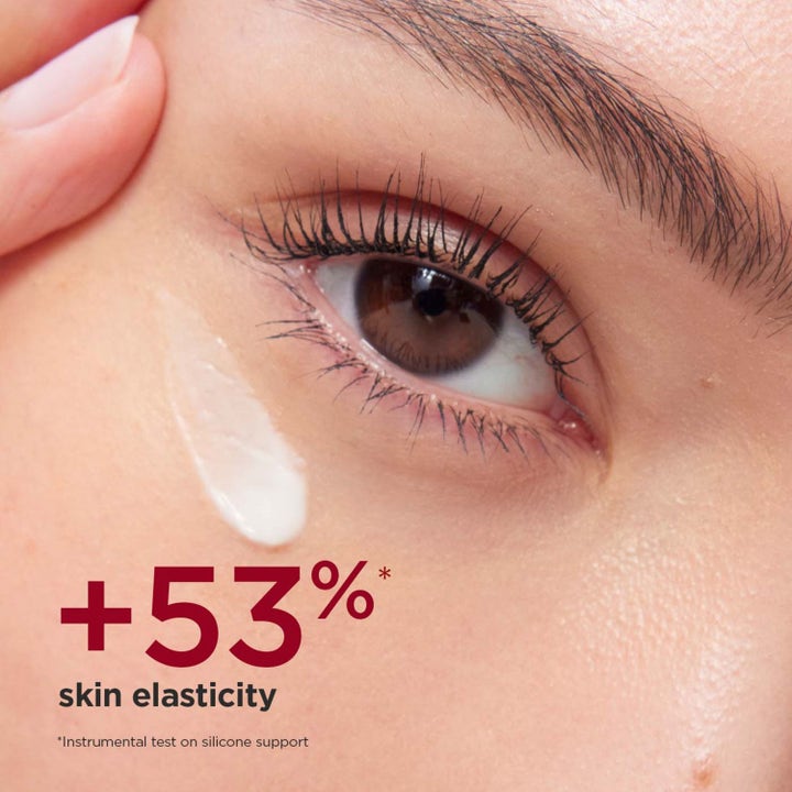 Clarins Total Eye Lift 15 ml ögonkräm ger elasticitet med vit krämig textur under ögat