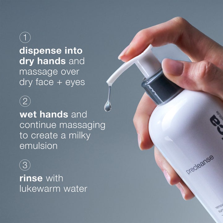 Dermalogica PreCleanse 295 ml ansiktsrengöring i vit pumpflaska som ger en klar olja för en mjölkig emulsion.