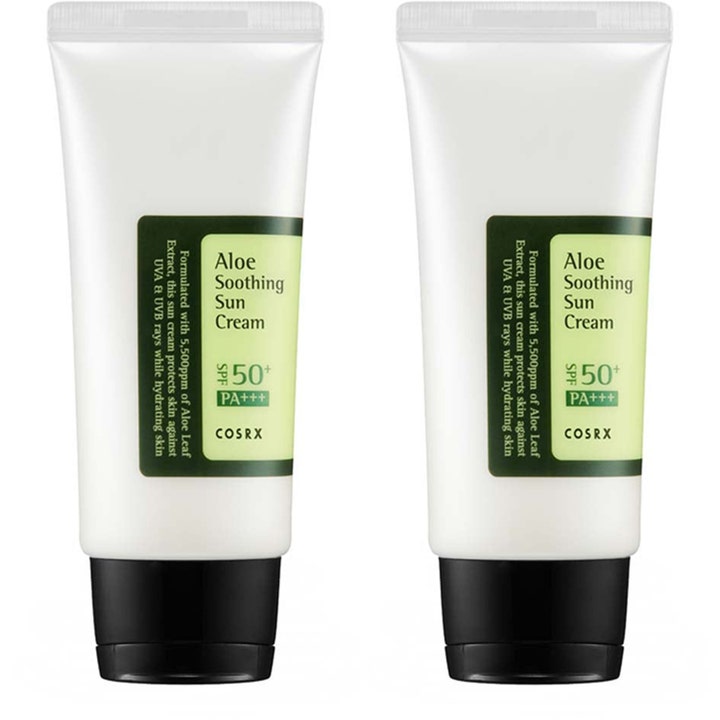 COSRX Aloe Soothing Sun Cream 50 ml lugnande solskydd i två vita tuber med gröna etiketter som återfuktar huden.