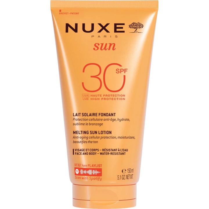 Nuxe Sun Melting Sun Lotion 150 ml återfuktande solskydd i en orange plasttub prydd med ett dekorativt rött träd