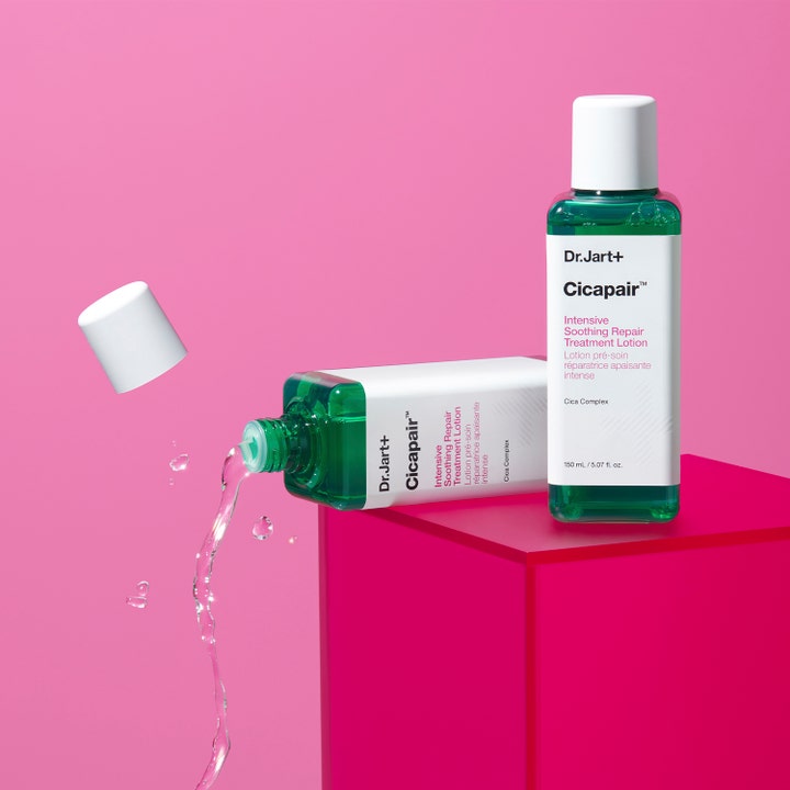 Dr.Jart+ Cicapair Intensive Soothing Repair Treatment Lotion 150 ml lugnande ansiktslotion i grön flaska med hällande vätska.