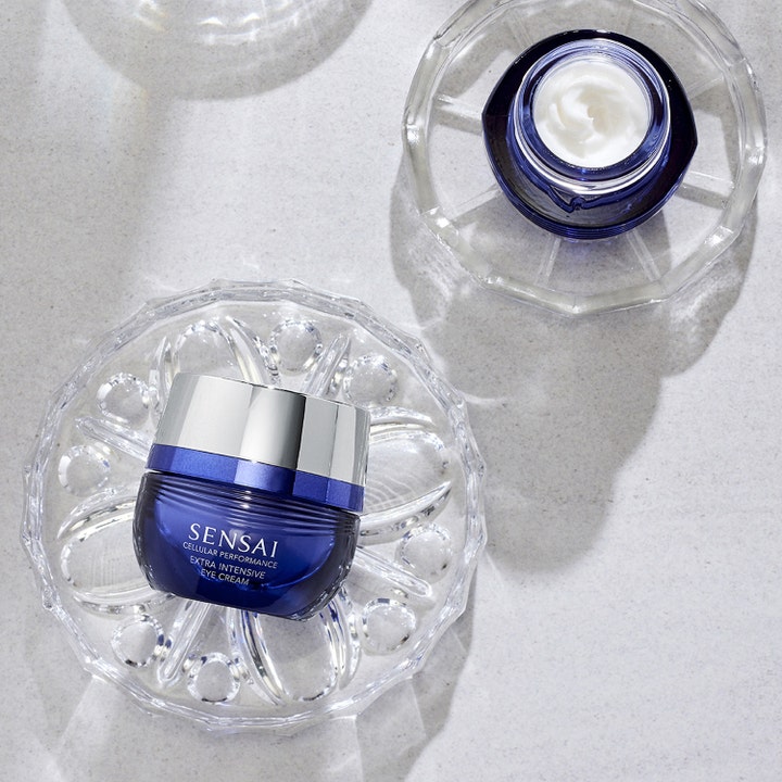 Sensai Cellular Performance Extra Intensive Eye Cream 15 ml lyxig ögonkräm för mörka ringar i blå burk med vit textur