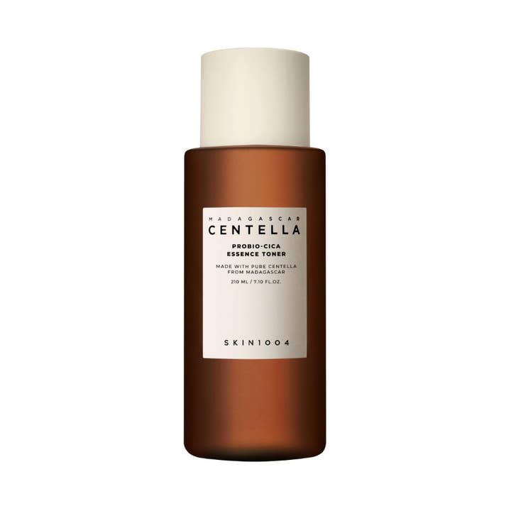 Skin1004 Probio-Cica Essence Toner 210 ml lugnande centella asiatica toner i brun frostad flaska med krämvitt lock