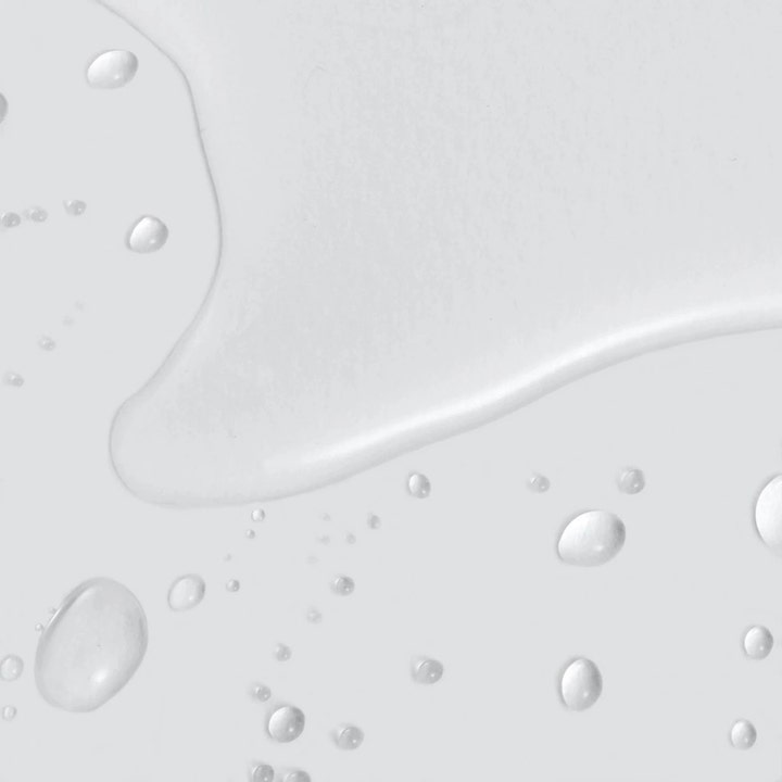Dermalogica Retinol Clearing oil 30 ml ansiktsolja med retinol visar en klar och lättflytande textur med droppar.