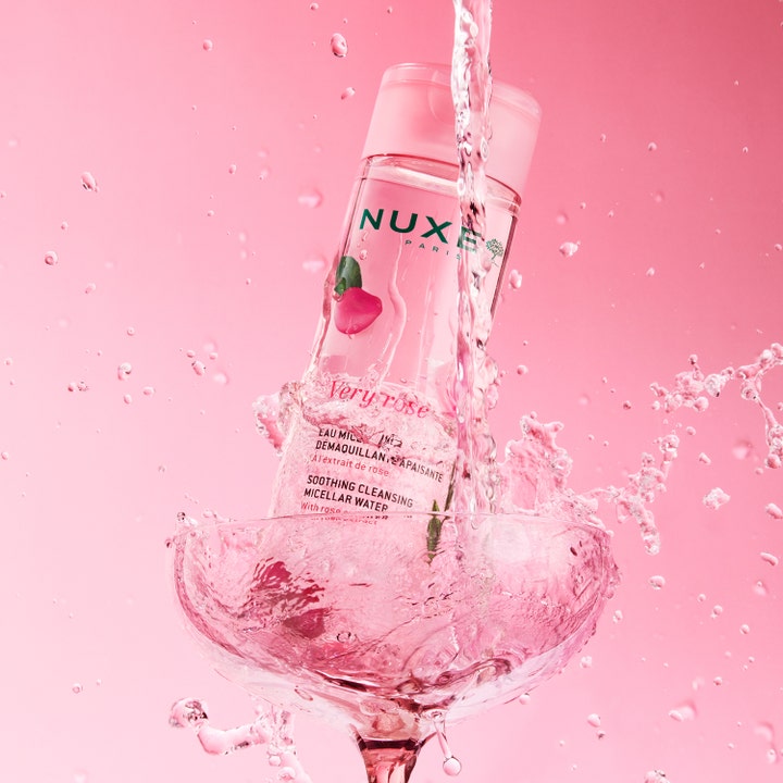 Nuxe Very Rose Micellar Water 200 ml sminkborttagning alla hudtyper i rosa flaska omgiven av vattenstänk.
