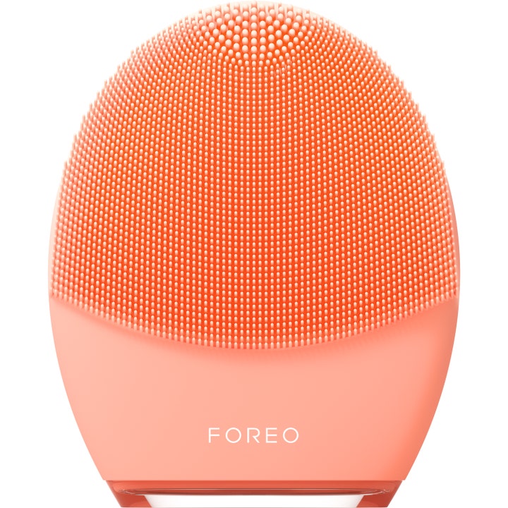 Foreo Luna 4 sonisk rengöring för ansiktet i persikofärgat silikon med mjuka borststrån och facial massage.