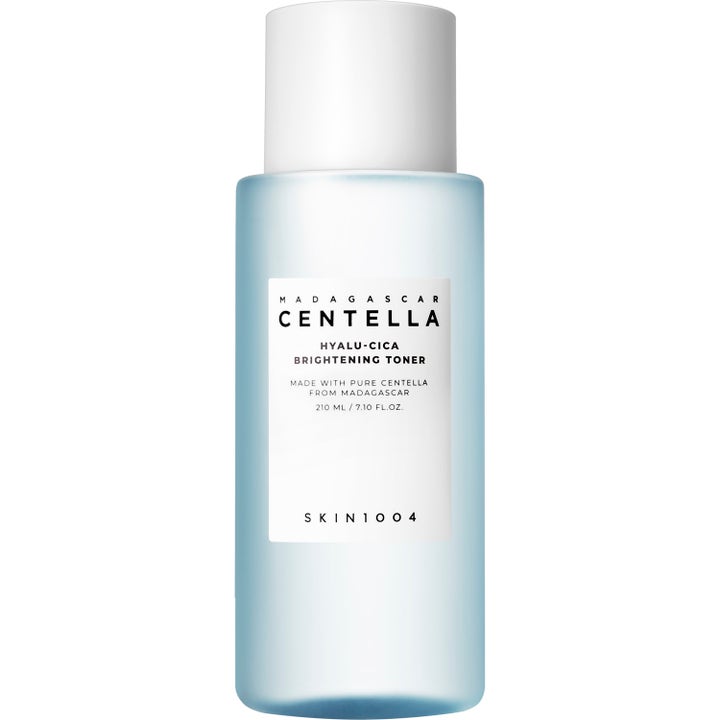 Skin1004 Madagascar Centella Hyalu-Cica Brightening Toner 210 ml centella ansiktsvatten i ljusblå frostad flaska