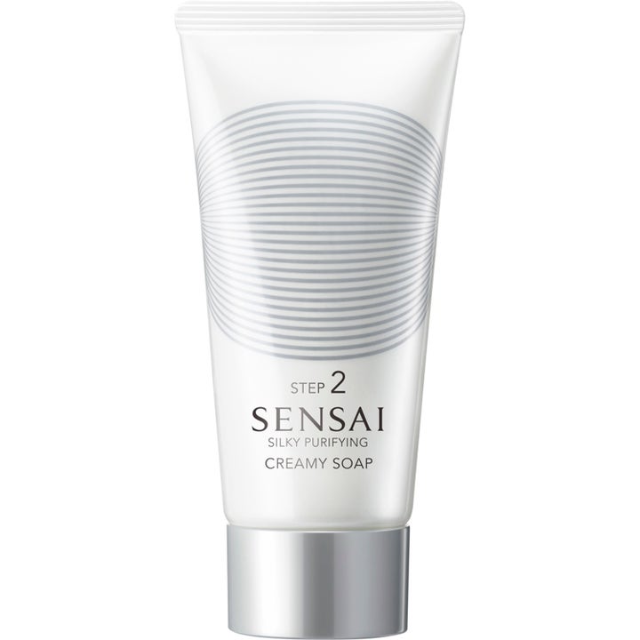 Sensai Silky Purifying Creamy Soap 150 ml lyxig ansiktsrengöring i vit tub med silverlock märkt Step 2