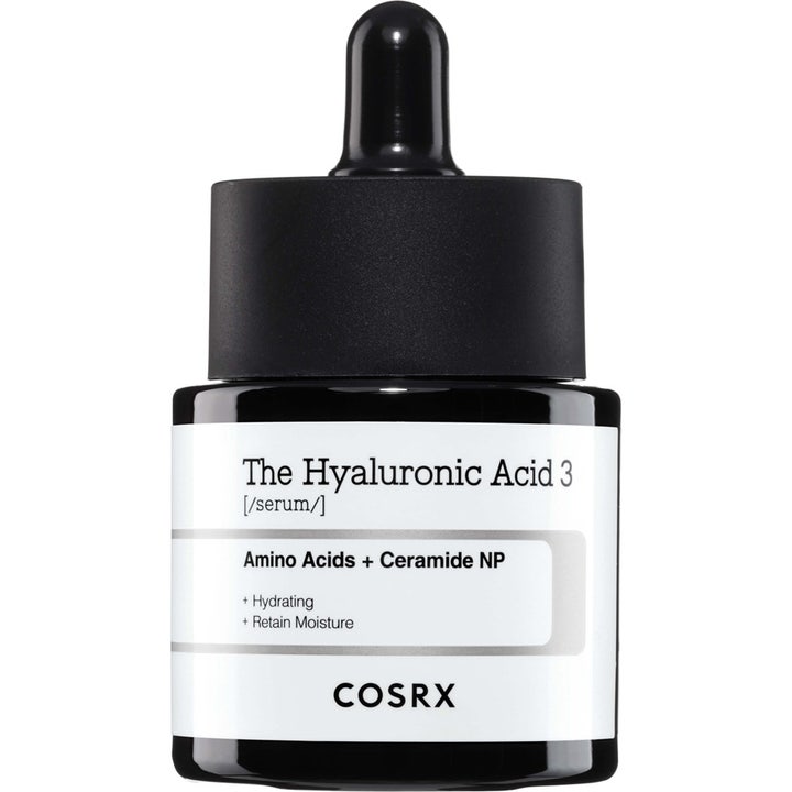 COSRX The Hyaluronic Acid 3 återfuktande cosrx hyaluronsyraserum i svart glasflaska med pipett.