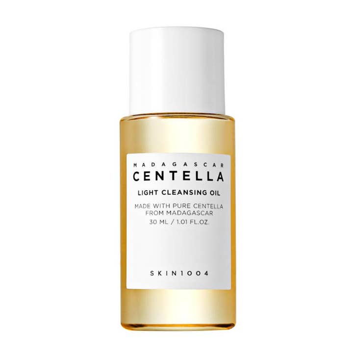 SKIN1004 Madagascar Centella Light Cleansing Oil 30 ml lugnande oljerengöring i genomskinlig flaska med vitt lock